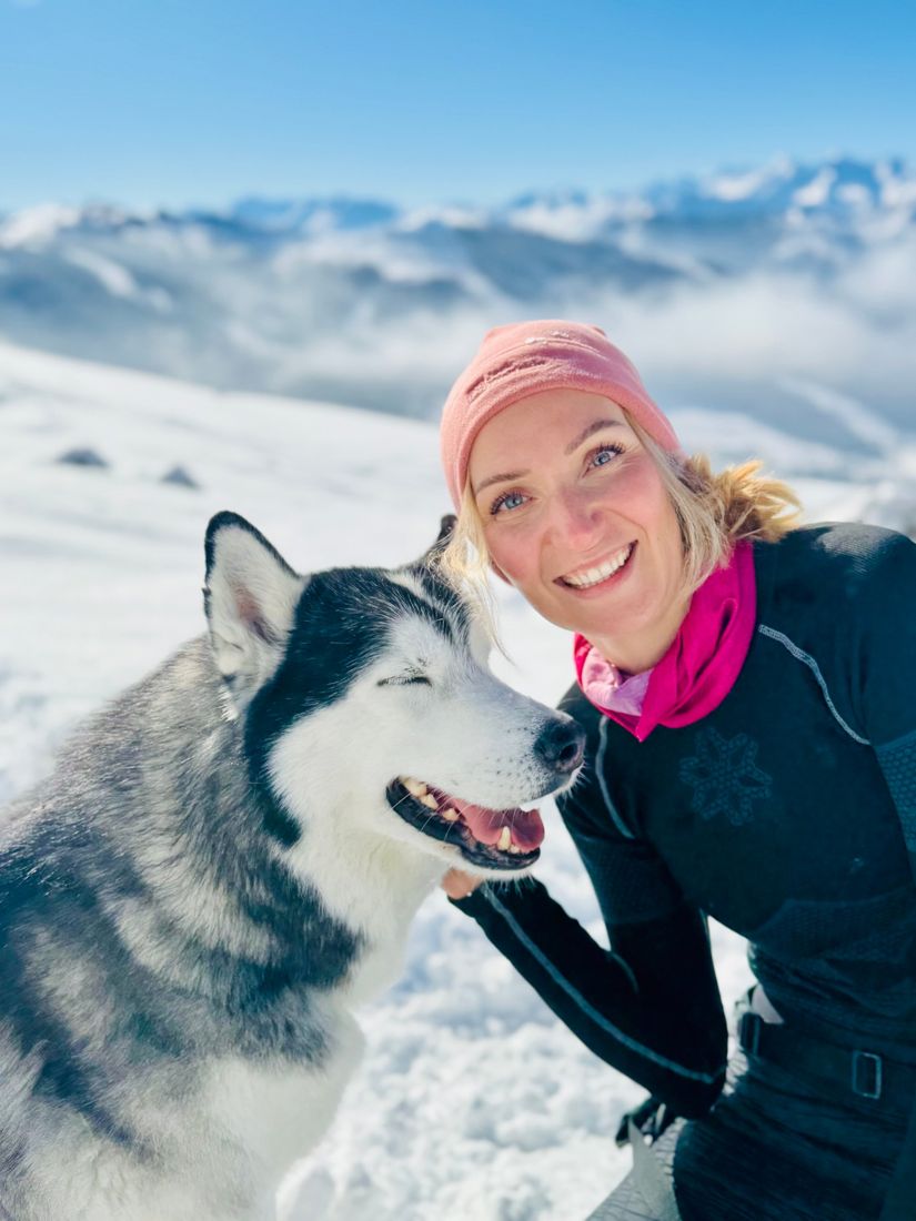 Laura mit ihrem Husky in den Bergen