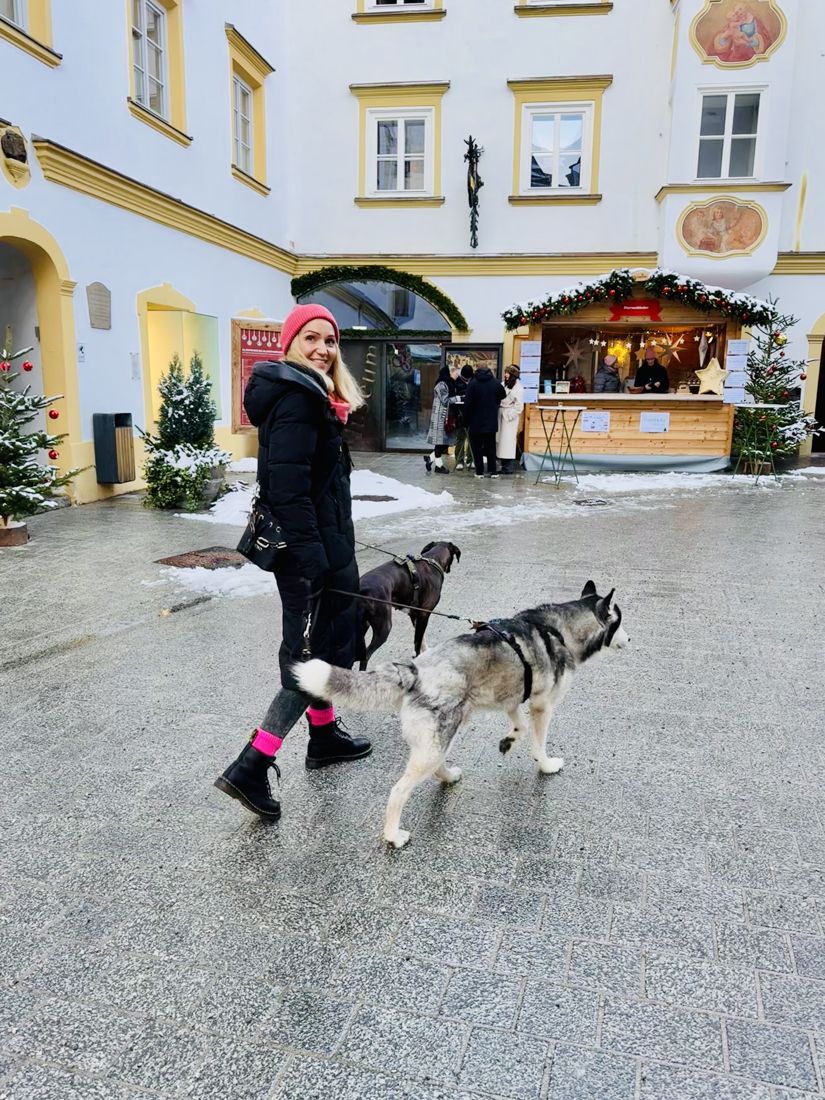 Laura beim Spaziergang mit zwei Hunden – Alltag